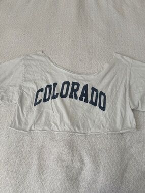 brandy melville crop colorado tee  one size   details: -crop fit  -off the shoul
